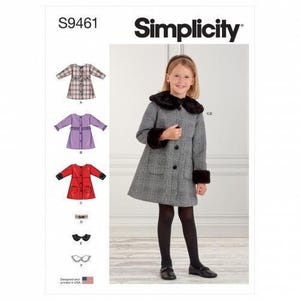 Könnte beinhalten: Simplicity S9461 Schnittmuster für einen Mantel mit Webpelzkragen und Ärmelbündchen. Das Schnittmuster enthält Abbildungen von drei Mantelvarianten in Karomuster, Lila und Rot sowie separate Kragen- und Besatzoptionen für die Gestaltung.