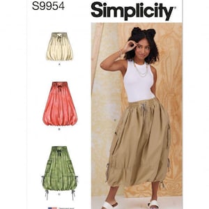 Op de afbeelding: Simplicity patroon S9954 toont drie rokvariaties. Model A is een korte, geplooide rok. Model B is een lange, volumineuze rok. Model C is een lange, kaki cargorok met zijzakken, een taille met trekkoord en strikdetails aan de zijkanten.