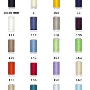 Könnte beinhalten: Eine Sammlung von Gütermann Allesnäher Garnrollen mit 250m Länge in einer Rasteransicht. Jede Garnrolle hat eine eigene Farbe, darunter Schwarz, Weiß, Gelb, Blau, Grau, Lila, Grün, Rot und Beige, mit den zugehörigen Farbnummern darunter.