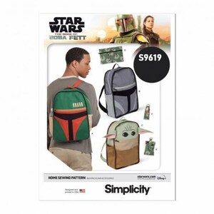 Könnte beinhalten: Ein Simplicity-Heimnähschnittmuster für Star Wars The Book of Boba Fett Rucksäcke und Zubehör, gekennzeichnet mit S9619. Das Schnittmuster enthält Designs für einen grünen und orangen Boba Fett Rucksack, einen grauen Mandalorianer Rucksack und einen Grogu Rucksack.