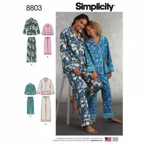 Könnte beinhalten: Ein Simplicity 8803 Schnittmusterumschlag mit Illustrationen und Fotos von Schlafanzügen. Die Entwürfe umfassen langärmelige, geknöpfte Hemden mit Kragen und dazu passende lange Hosen in verschiedenen Blumen- und Streifenmustern.