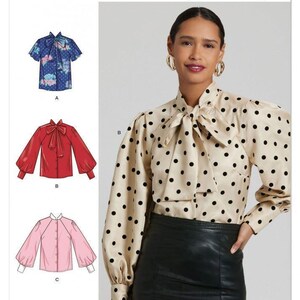 Könnte beinhalten: Simplicity Schnittmuster S3195 mit drei Blusenvarianten. Modell A ist eine kurzärmelige Bluse mit Blumenmuster. Modell B ist eine cremefarbene Bluse mit schwarzen Punkten und Schluppenkragen. Modell C ist eine einfarbige rosa Bluse mit Knopfleiste.