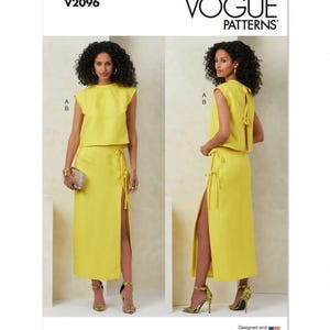 以下が含まれることがあります： Vogue Patterns V2096の型紙封筒。鮮やかな黄色のノースリーブトップスと、サイドスリットとリボンディテールが特徴のロングスカートのセット。ビューAとBが含まれており、衣服を前後から見た様子が示されています。
