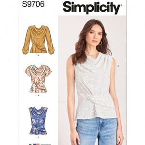Op de afbeelding: Simplicity naaipatroon S9706 toont drie variaties van tops met een boothals en een gedraaid detail in de taille. Model A heeft lange mouwen, model B korte mouwen met een bladprint en model C is een mouwloze witte top met zwarte stippen.