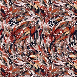 Op de afbeelding: Een stofprint met een herhalend patroon van vlinders in tinten roest, zwart, crème en zachtroze. Het ontwerp bevat abstracte, schilderachtige penseelstreken die een gevoel van beweging creëren over het oppervlak van het materiaal.