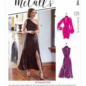 Puede incluir: Un patrón de costura para tres vestidos diferentes. El primer vestido es un vestido corto rosa con mangas abullonadas. El segundo vestido es un vestido largo morado con cuello en V. El tercer vestido es un vestido largo de lentejuelas con un escote de un solo hombro y una abertura lateral. El patrón incluye las tallas 6-8-10-12-14. El patrón se llama #NolitaMcCalls.