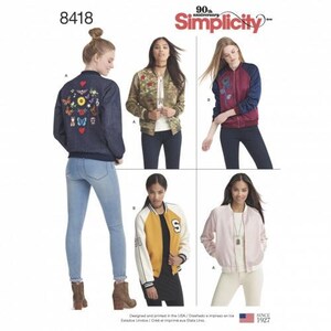 Könnte beinhalten: Simplicity Schnittmuster 8418 mit fünf Varianten von Bomberjacken. Die Stile umfassen eine dunkelblaue Jeansjacke mit Rückenstickerei, eine Jacke mit Camouflage-Muster, eine bordeaux- und marinefarbene Jacke, eine gelb-weiße College-Jacke und eine blassrosa Jacke.