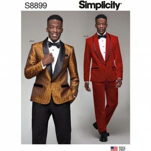 Può includere: Il cartamodello Simplicity S8899 presenta due modelli di abiti formali. Uno include un blazer dorato a motivi con revers neri e pantaloni neri. L'altro è un abito rosso tinta unita con finiture nere sui revers e bottoni neri, entrambi abbinati a camicie bianche e papillon.