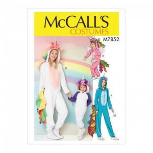 Op de afbeelding: McCall's Costumes M7852 naaipatroon-envelop met illustraties van drie verschillende eenhoorn-jumpsuits met capuchon. Eén is wit met een roze buik, één is roze met vleugels en één is blauwgroen met een witte buik, allemaal met regenboogstaarten.
