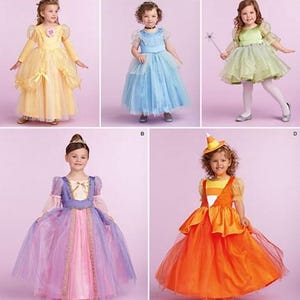 Puede incluir: Sobre de patrón de costura Simplicity 1303 que presenta cinco diseños de disfraces distintos. Las imágenes muestran vestidos largos y cortos en amarillo, azul, verde, morado y naranja, con varias superposiciones de tul, mangas y accesorios.
