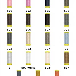 Könnte beinhalten: Eine Sammlung von Gütermann Maraflex elastischen Nähgarnspulen, die jeweils 150m Garn enthalten. Das Bild zeigt neunzehn verschiedene Farboptionen, die jeweils mit einem spezifischen Zahlencode gekennzeichnet sind, von Rosa und Blau bis hin zu neutralen Tönen.