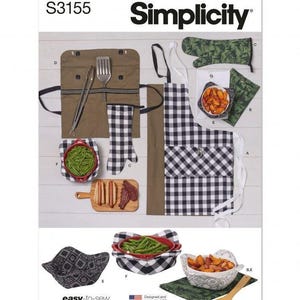 Peut inclure: Patron de couture Simplicity S3155 pour accessoires de cuisine incluant un tablier, des gants de cuisine, des maniques pour bols et un étui à outils. Le patron présente des tissus à carreaux noirs et blancs, vert olive et imprimés. Texte: S3155, Simplicity, easy-to-sew.