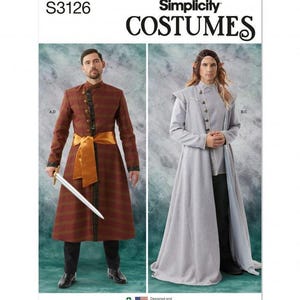 Peut inclure: Patron de couture Simplicity Costumes S3126 présentant deux variantes. L'une est un long manteau à motifs couleur rouille avec une ceinture dorée et une épée. L'autre est un long manteau gris clair à col montant, porté sur un pantalon et une chemise noirs.