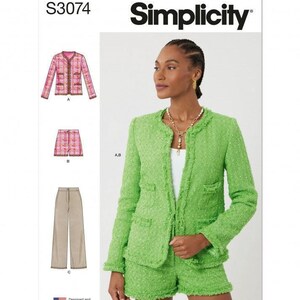Op de afbeelding: Simplicity naaipatroon S3074 met een fel limoengroen getextureerd tweed jasje en bijpassende shorts met gerafelde randen. Het patroon bevat illustraties voor een roze geruit jasje, een roze geruite rok en een beige broek met de tekst Designed and printed in USA.
