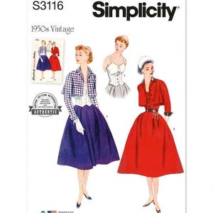 Può includere: Una busta per cartamodello Simplicity S3116 1950s Vintage con illustrazioni di due completi. Uno mostra una giacca a quadri bianchi e blu sopra un corpetto bianco e una gonna viola. L'altro mostra una giacca rossa e una gonna rossa abbinata.