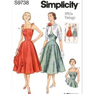 Op de afbeelding: Een Simplicity S9738 naaipatroon-envelop met illustraties van twee jurken. De ene is een effen rode mouwloze jurk met strikbandjes, de andere is een groen-wit geruite jurk met een wit bolero-jasje en een rode bloem als accessoire.
