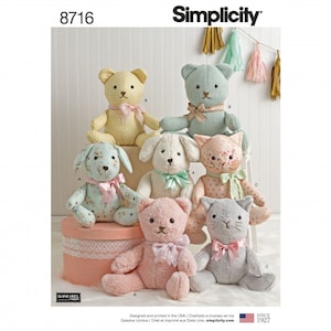 Può includere: Modelli per animali di peluche fatti a mano, tra cui orsi, un cane e un gatto. Gli animali sono in vari colori pastello, con fiocchi decorativi. Il logo Simplicity e il numero del modello 8716 sono visibili.