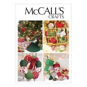 Peut inclure: Une pochette de patron McCall's Crafts présentant quatre images de décorations de Noël faites main, incluant une jupe de sapin, des ornements en tissu dans une boîte dorée, une couronne en tissu rembourré avec un nœud rouge et deux chaussettes.