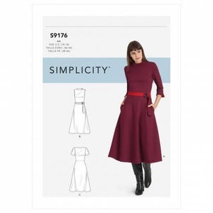 Op de afbeelding: Simplicity naaipatroon S9176 met een bordeauxrode midi-jurk met driekwartmouwen, een hoge halslijn en een contrasterende rode riem. De patroonhoes bevat technische lijntekeningen voor twee jurkvariaties aangeduid als B en C.