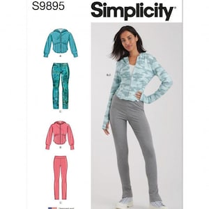 Op de afbeelding: Patroon Simplicity S9895 toont een vrouw in een lichtblauwe en witte camouflageprintjas en grijze legging. Het patroon bevat illustraties van een blauwe jas en een turquoise broek, en een roze jas en broek. De tekst "Simplicity" wordt weergegeven.