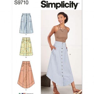 Könnte beinhalten: Simplicity Schnittmuster S9710 für einen hoch taillierten Rock mit durchgehender Knopfleiste und aufgesetzten Taschen. Das Schnittmuster enthält drei Varianten: einen hellblau gestreiften Rock, einen gelben Rock mit Blumenmuster und einen pfirsichfarbenen Rock.