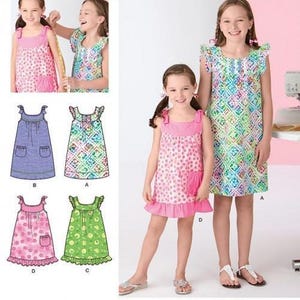 Könnte beinhalten: Simplicity 2241 Learn to Sew Schnittmusterumschlag mit Abbildungen und Fotos von ärmellosen Kleidern mit Passe, Rüschen und Taschen. Die Designs umfassen verschiedene Blumen- und geometrische Muster in den Farben Pink, Grün und Blau.