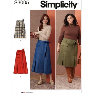 Peut inclure: Patron de couture Simplicity S3005 présentant des jupes portefeuille. Le patron comprend des illustrations d'une jupe à carreaux, d'une jupe rouge, d'une jupe en jean bleu et d'une jupe vert olive. Le logo Simplicity et le numéro de modèle sont visibles.