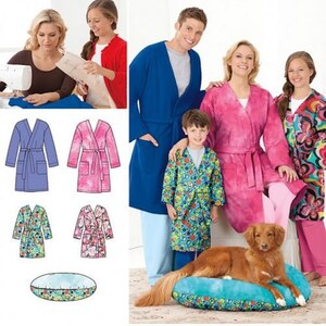 Könnte beinhalten: Simplicity 1946 Learn to Sew Schnittmusterumschlag mit Abbildungen und Fotos von Morgenmänteln und einem Haustierbett. Das Schnittmuster enthält Anleitungen zum Auswählen der Größe, Zuschneiden, Nähen von Nähten, Anbringen einer aufgesetzten Tasche, Einsetzen eines Ärmels, Anfertigen eines Gürtels und Einsetzen eines Reißverschlusses.