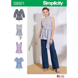 Op de afbeelding: Simplicity naaipatroon S8921 met vier variaties voor tops. De hoofdafbeelding toont een mouwloze lichtblauwe top met een ceintuur in de taille en een donkerblauwe wijde spijkerbroek. Technische schetsen tonen een bloemenprint, ruitjes, effen en overslagtop.