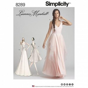 Könnte beinhalten: Ein Simplicity Schnittmusterumschlag 8289 von Leanne Marshall mit einem bodenlangen hellrosa Kleid mit V-Ausschnitt und geschichtetem Tüllrock. Das Cover zeigt ein Foto des Kleides sowie zwei Modeskizzen mit den Bezeichnungen B und C.