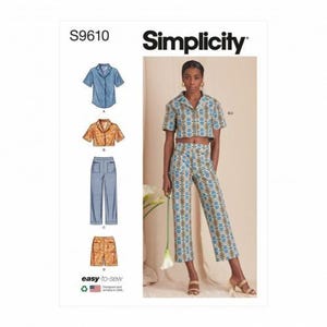 Puede incluir: Patrón de costura Simplicity S9610 con ilustraciones de una camisa de cuello y manga corta, una camisa corta de cuello, pantalones anchos y pantalones cortos. El patrón incluye una fotografía de un conjunto de camisa corta y pantalón.