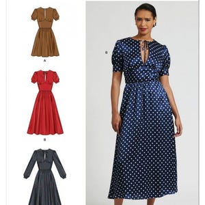 Pode incluir: Molde de costura Simplicity S3163 com três variações de vestido. Os designs incluem mangas curtas bufantes ou mangas compridas, decote com abertura e laço, corpete ajustado e saia evasê. O padrão exibe um vestido azul com bolinhas.
