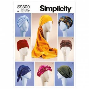 Peut inclure: Patron Simplicity S9300 présentant divers styles de couvre-chefs sur des mannequins. Les modèles incluent un turban bleu clair, un bonnet rouge, un foulard jaune avec une longue traîne, une casquette bleue et jaune, un turban marron texturé, une casquette bleue à motifs floraux, un turban rose à motifs et une casquette verte.