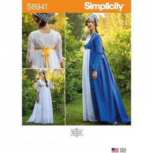 Peut inclure: Le patron Simplicity S8941 présente une robe blanche à taille empire avec une ceinture en ruban jaune et un manteau bleu à manches longues. Le patron inclut une coiffe assortie et affiche le texte Simplicity, S8941 et American Duchess.