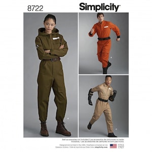 Op de afbeelding: Simplicity patroon 8722 toont drie variaties van een jumpsuit met lange mouwen, een ritssluiting aan de voorzijde, een kraag, een riem en cargozakken. De jumpsuits zijn afgebeeld in olijfgroen, feloranje en beige, elk met een wit rechthoekig borstlabel.