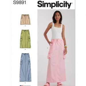 Peut inclure: Patron de couture Simplicity S9891 présentant trois modèles de jupes. La vue A est une mini-jupe à carreaux, la vue B est une jupe cargo mi-longue verte et la vue C est une longue jupe cargo rose avec une taille à cordon, portée avec un débardeur blanc.
