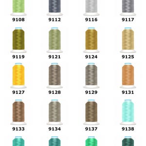Könnte beinhalten: Eine Farbkarte von Gütermann Super Brite Polyester 40 Stickgarn auf 1000m Spulen. Das Raster zeigt zwanzig Spulen in verschiedenen Grün-, Grau-, Gold-, Braun- und Türkistönen, die jeweils mit einem spezifischen numerischen Farbcode versehen sind.