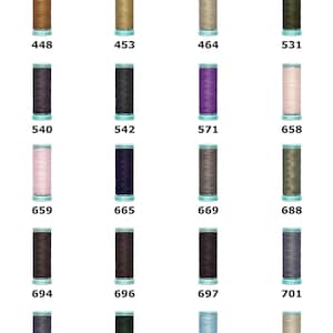 以下が含まれることがあります： 様々な色のGütermann Pure Silk R 753 30m糸スプールのコレクション。各スプールには、448、453、464、531、540、542、571、658、659、665、669、688、694、696、697、701、702、707、71、722を含む特定のカラー番号がラベル付けされています。