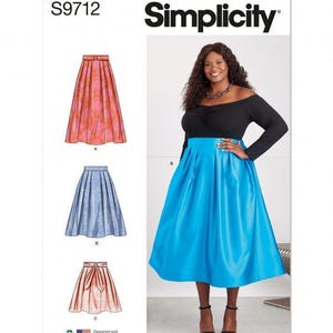 Puede incluir: Patrón de costura Simplicity S9712 que presenta una falda midi plisada de cintura alta. El patrón incluye tres variaciones: una falda rosa estampada, una falda con aspecto de mezclilla azul y una falda rosa claro con detalle de lazo.