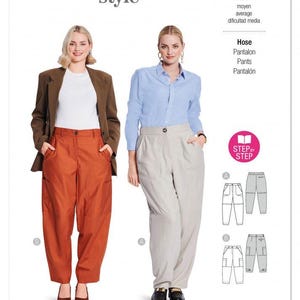 Puede incluir: Un patrón de costura Burda Style con dos mujeres modelando pantalones. El patrón incluye una variedad de estilos de pantalones, con el nivel de dificultad indicado como "media". La imagen también muestra el logotipo de Burda Style y el número de patrón 5703.