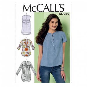 Op de afbeelding: McCall's M7360 naaipatroon-envelop met een blauwe top met korte mouwen, knoopsluiting aan de voorzijde en twee borstzakken. De envelop toont technische lijntekeningen voor vier variaties, waaronder mouwloze, lange mouwen en patronen.