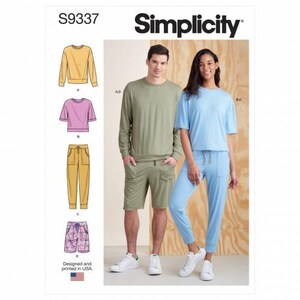 Puede incluir: Patrón de costura Simplicity S9337 con ilustraciones de una sudadera de manga larga, una camiseta de manga corta, pantalones de chándal y pantalones cortos. Una persona viste un conjunto verde oliva y otra un conjunto azul claro.