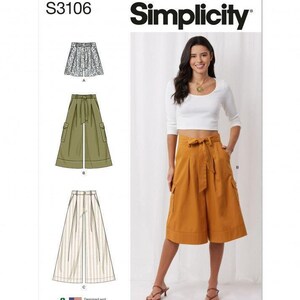 Op de afbeelding: Simplicity patroon S3106 toont drie variaties van wijde broeken en culottes. De illustraties tonen een korte rok met patroon, olijfgroene cargo-culottes en een gestreepte wijde broek. Een model draagt mosterdkleurige culottes.