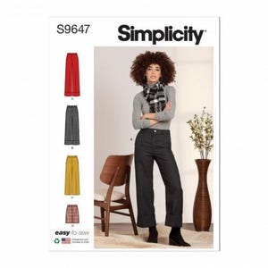 Op de afbeelding: Simplicity naaipatroon S9647 met een grijs shirt met lange mouwen en een opstaande kraag, een zwart-witte sjaal met ruitpatroon en een donkergrijze broek met wijde pijpen en omslag. De verpakking toont vier broekvarianten in rood, grijs, geel en ruit.