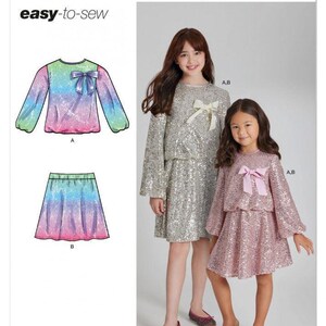 Peut inclure: Patron de couture Simplicity S3210 easy-to-sew présentant des illustrations d'un haut à manches longues et d'une jupe à sequins dégradés arc-en-ciel. Deux modèles portent des tenues à sequins argentées et roses avec un nœud à l'encolure.