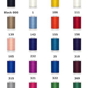 Könnte beinhalten: Eine Sammlung von Gütermann Allesnäher Garnrollen mit 500m Lauflänge in verschiedenen Farben, darunter Schwarz, Weiß, Gelb, Rot, Blau, Rosa, Lila, Grün und Grau. Jede Rolle ist mit einer Farbnummer und dem Markennamen Gütermann versehen.
