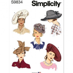 Può includere: Una busta per cartamodello Simplicity S9834 con illustrazioni di cinque diversi stili di cappello etichettati da A a E. I modelli includono un cappello nero a tesa larga, un basco testurizzato, un cappello strutturato marrone e un fascinator rosso.