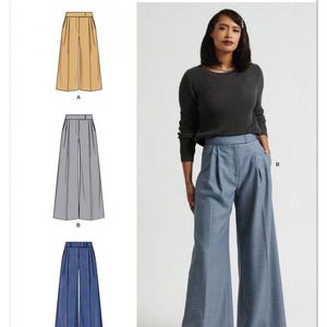 Könnte beinhalten: Simplicity Schnittmuster S3170 für eine Hose mit weitem Bein, hoher Taille und Falten. Das Muster enthält drei Varianten: einfarbig beige, einfarbig grau und blauer Denim. Das Cover zeigt ein Modell mit der blauen gemusterten Hose.