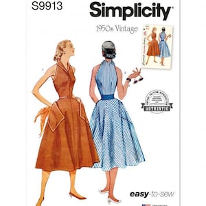 以下が含まれることがあります： Simplicity S9913 1950s vintageの裁縫型紙封筒。2着のドレスのイラストが描かれています。1着は襟とポケット付きの無地の茶色のノースリーブドレス、もう1着は幅広のウエストバンドが付いた青と白のストライプ柄のホルターネックドレスです。