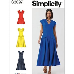 Op de afbeelding: Simplicity naaipatroon S3097 voor een jurk met V-hals, korte mouwen en heupzakken. Het patroon toont drie variaties: een rode korte jurk, een gele midi-jurk en een donkerblauwe midi-jurk, met een model in de blauwe versie.